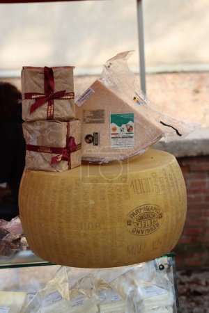 Foto de Forma entera y disecada de queso parmesano - Imagen libre de derechos