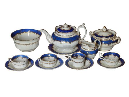 Elegantes Teeservice aus antikem Porzellan mit blauen Zierelementen isoliert auf Weiß