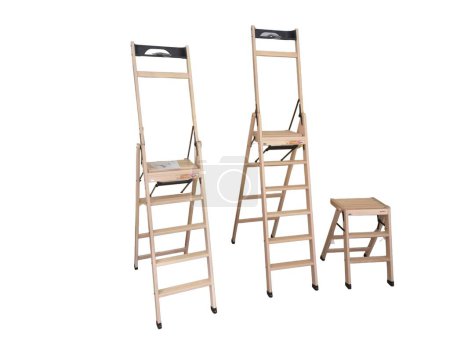 Foto de Colección de tres sillas plegables de madera de diferentes tamaños sobre un fondo blanco - Imagen libre de derechos