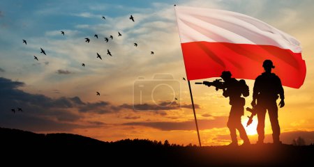 Téléchargez les photos : Silhouettes de soldats avec drapeau national sur fond de coucher de soleil. Forces armées polonaises. Forces armées de la République de Pologne. Armée polonaise. - en image libre de droit