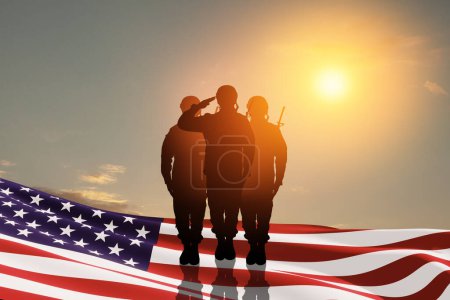 Foto de USA army soldiers saluting with nation flag on a background of sunset or sunrise. Greeting card for Veterans Day, Memorial Day, Independence Day. America celebration. 3D-rendering. - Imagen libre de derechos