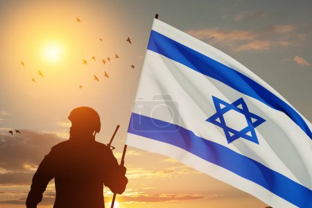 Silueta de soldado con bandera de Israel contra el amanecer en el desierto. Concepto - Fuerzas Armadas de Israel. Primer plano..
