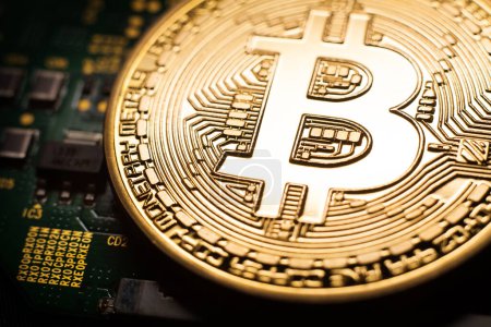 Téléchargez les photos : Bitcoin pièce sur fond de circuit vert. Crypto-monnaie, argent virtuel. Technologie blockchain, Bitcoin concept minier. - en image libre de droit