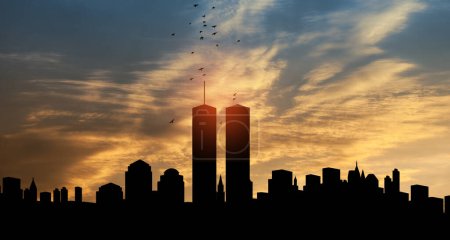 Téléchargez les photos : New York silhouette skyline avec des tours jumelles et des oiseaux volant comme des âmes au coucher du soleil. 09.11.2001 Bannière du Patriot Day américain. - en image libre de droit