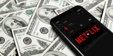 Téléchargez les photos : Netflix logo on smartphone screen. Netflix streaming service for watching videos. Smartphone on background of dollars. Moscow, Russia - April 21, 2022. - en image libre de droit