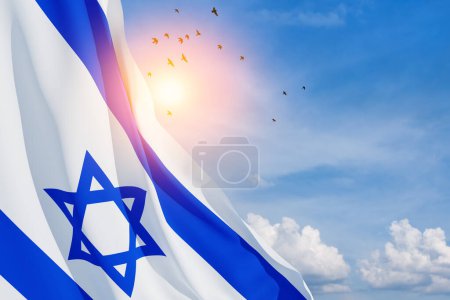 Israel-Fahne mit Davidstern über bewölktem Himmel mit fliegenden Vögeln. Patriotisches Konzept über Israel mit Nationalstaatsymbolen. Banner mit Platz für Text.