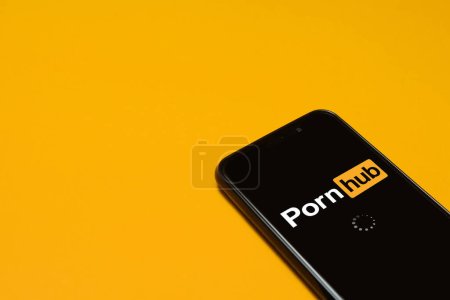 Téléchargez les photos : Smartphone avec logo Pornhub. Pornhub est un site pornographique de partage de vidéos et de pornographie. Moscou, Russie - 21 février 2022. - en image libre de droit