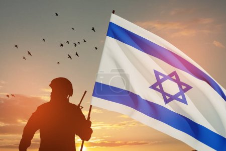 Soldatensilhouette mit israelischer Flagge gegen den Sonnenaufgang in der Wüste. Konzept - Streitkräfte Israels. Nahaufnahme.