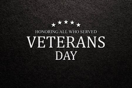 Text Veterans Day Honoring All Who Served auf schwarzem texturiertem Hintergrund. Amerikanisches Urlaubstypografie-Plakat. Banner, Flyer, Aufkleber, Grußkarte, Postkarte.