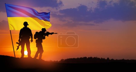 Bandera de Ucrania con silueta de soldados contra el amanecer o la puesta del sol. Concepto - Fuerzas Armadas de Ucrania. Relación entre Ucrania y Rusia.