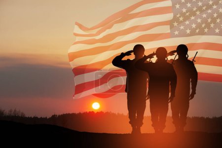 Téléchargez les photos : Soldats de l'armée américaine saluant sur un fond de coucher ou de lever du soleil et drapeau des États-Unis. Carte de souhaits pour la fête des anciens combattants, le jour du Souvenir, la fête de l'indépendance. Fête de l'Amérique. rendu 3D. - en image libre de droit