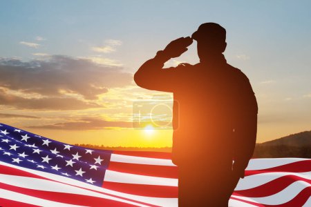 Téléchargez les photos : Soldat de l'armée américaine saluant avec le drapeau de la nation sur un fond de coucher ou de lever du soleil. Carte de souhaits pour la fête des anciens combattants, le jour du Souvenir, la fête de l'indépendance. Amérique célébration. - en image libre de droit
