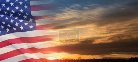 Téléchargez les photos : United States of America flag on sky at sunset or sunrise background. Independence day, Memorial day, Veterans day. Banner. - en image libre de droit