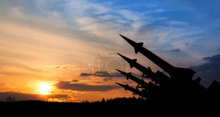 Téléchargez les photos : Les missiles sont dirigés vers le ciel au coucher du soleil. Bombe nucléaire, armes chimiques, défense antimissile, un système de tir salvo. - en image libre de droit