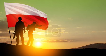 Téléchargez les photos : Silhouettes of soldiers with national flag on background of sunset. Polish Armed Forces. Armed Forces of the Republic of Poland. Polish army. - en image libre de droit