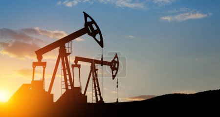 El cambio en los precios del petróleo causado por la guerra. Concepto de limitación del precio del petróleo. Los derricks de perforación petrolera en el campo petrolífero del desierto. Producción de petróleo crudo desde el suelo. Producción de petróleo.