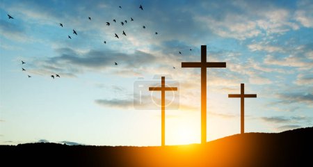 Foto de Cruces cristianas en la colina al aire libre al amanecer. Resurrección de Jesús. Concepto foto. - Imagen libre de derechos