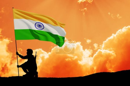 Silhouette eines Soldaten mit Indien-Flagge auf einem Hintergrund der Sonnenuntergang oder der Sonnenaufgang. Grußkarte zum Unabhängigkeitstag, Tag der Republik. Indien-Feier.