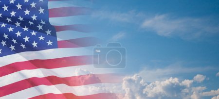 Téléchargez les photos : Drapeau des États-Unis d'Amérique sur fond bleu ciel. Jour de l'indépendance, jour du Souvenir, jour des anciens combattants. Bannière. - en image libre de droit
