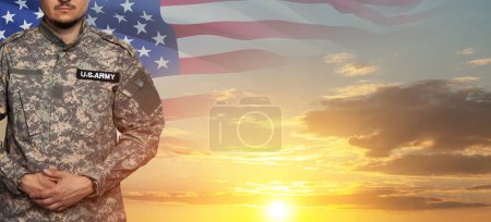Téléchargez les photos : USA soldier in uniform on sunset sky background with USA flag. Memorial Day or Veterans day concept. - en image libre de droit