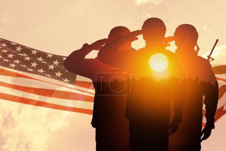 Téléchargez les photos : Silhouettes de soldats avec impression de coucher de soleil saluant sur un fond de drapeau des États-Unis et le ciel. Carte de souhaits pour la fête des anciens combattants, le jour du Souvenir, la fête de l'indépendance. Fête de l'Amérique. Gros plan. rendu 3D. - en image libre de droit