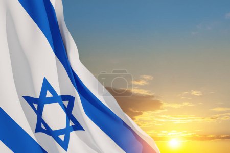 Bandera de Israel con una estrella de David sobre el fondo nublado del cielo al atardecer. Concepto patriótico sobre Israel con símbolos estatales nacionales. Banner con lugar para texto.