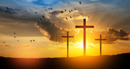 Téléchargez les photos : Christian cross on hill outdoors at sunrise. Resurrection of Jesus. Concept photo. - en image libre de droit