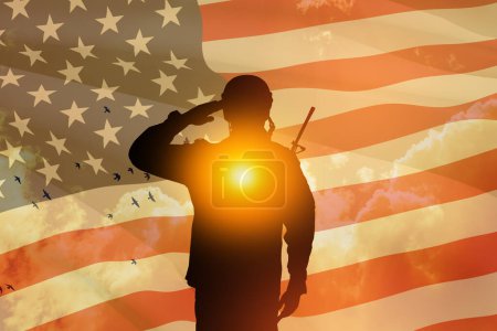 Téléchargez les photos : USA army soldier saluting on a background of sunset or sunrise and USA flag. Greeting card for Veterans Day, Memorial Day, Independence Day. America celebration. Closeup. 3D-rendering. - en image libre de droit