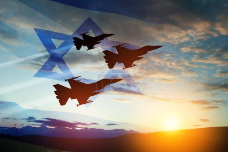Foto de Aircraft silhouettes on background of sunset with a transparent waving Israel flag. Military aircraft. Independence day. Air Force Day. - Imagen libre de derechos