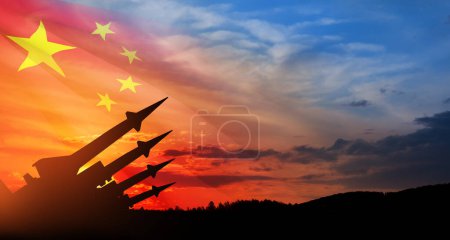 Die Raketen zielen bei Sonnenuntergang mit der chinesischen Flagge in den Himmel. Atombombe, Chemiewaffen, Raketenabwehr, Salvenfeuer. 3d-rendering.