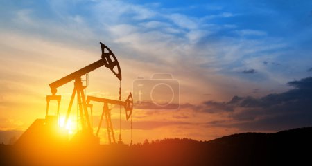 El cambio en los precios del petróleo causado por la guerra. Los precios del petróleo están aumentando debido a la crisis global. Los derricks de perforación petrolera en el campo petrolífero del desierto. Producción de petróleo crudo desde el suelo. Producción de petróleo.