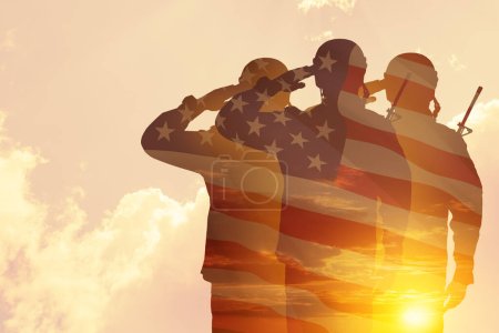 Foto de Siluetas de soldados con estampado de atardecer y bandera de EEUU saludando sobre un fondo de cielo claro. Tarjeta de felicitación para el Día de los Veteranos, Día de los Caídos, Día de la Independencia. Celebración americana. Representación en 3D. - Imagen libre de derechos