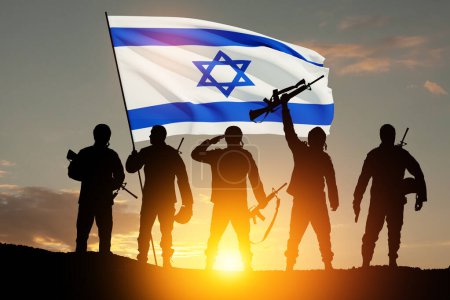 Siluetas de soldados con bandera de Israel contra el amanecer en el desierto. Concepto - Fuerzas Armadas de Israel.