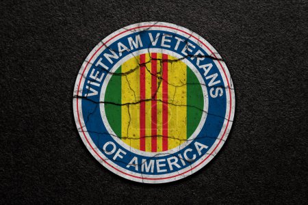 Téléchargez les photos : Symbole des vétérans du Vietnam d'Amérique sur fond texturé noir. Journée des vétérans du Vietnam. Commémoration générale dans les forces armées. Style grunge. - en image libre de droit