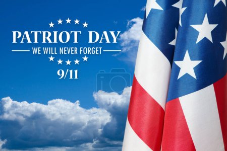 Bandera de EE.UU. en el fondo del cielo. Día Nacional de Oración y Memoria por las Víctimas de los Atentados Terroristas. Día del Patriota.