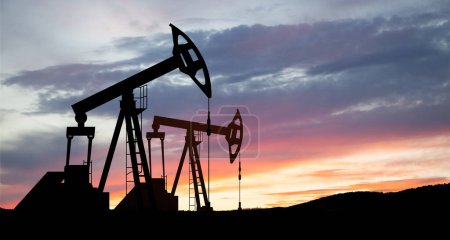 El cambio en los precios del petróleo causado por la guerra. Concepto de limitación del precio del petróleo. Los derricks de perforación petrolera en el campo petrolífero del desierto. Producción de petróleo crudo desde el suelo. Producción de petróleo.