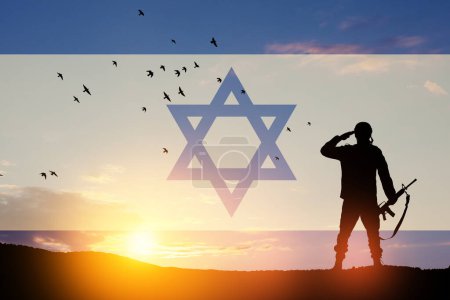 Silhouette de soldat saluant contre le lever du soleil dans le désert et le drapeau d'Israël. Concept - Forces armées d'Israël.