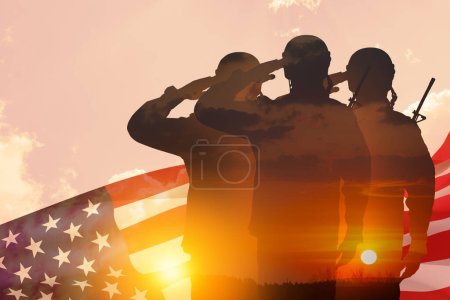 Téléchargez les photos : Silhouettes de soldats avec impression de coucher de soleil saluant sur un fond de drapeau des États-Unis et le ciel. Carte de souhaits pour la fête des anciens combattants, le jour du Souvenir, la fête de l'indépendance. Fête de l'Amérique. Gros plan. rendu 3D. - en image libre de droit