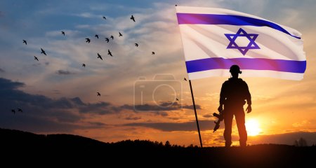 Silhouetten von Soldaten mit israelischer Flagge und fliegenden Vögeln gegen den Sonnenaufgang in der Wüste. Konzept - Streitkräfte Israels.