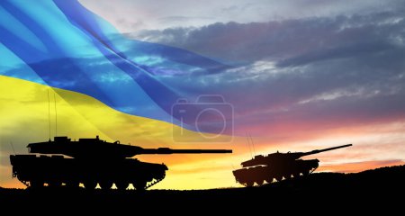 Siluetas de tanques del ejército al atardecer fondo cielo con bandera ucraniana. Envío de un paquete enorme y amplio de armas pesadas a Ucrania.