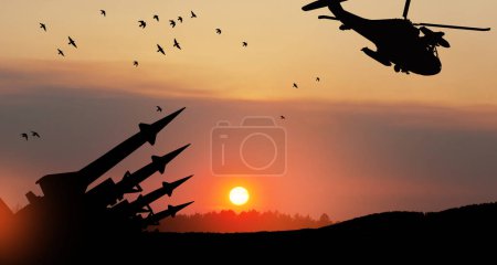 Raketen zielen bei Sonnenuntergang auf einen Hubschrauber am Himmel. Atombombe, chemische Waffen, Raketenabwehr, Salvenfeuer.