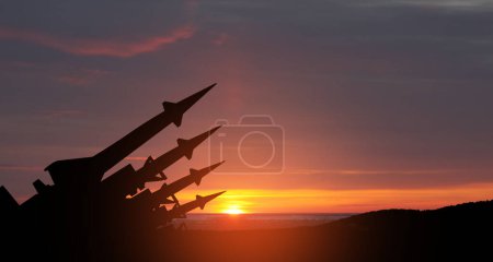 Die Raketen zielen bei Sonnenuntergang in den Himmel. Atombombe, chemische Waffen, Raketenabwehr, Salvenfeuer.