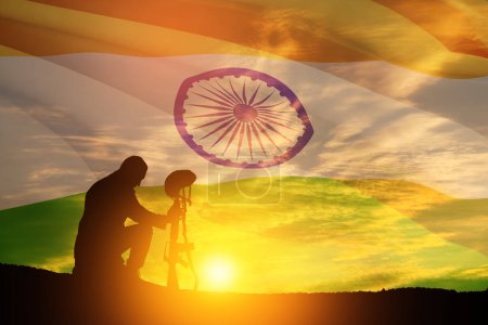 Silhouette eines Soldaten, der mit dem Kopf gegen Sonnenaufgang oder Sonnenuntergang und Indien-Flagge kniet. Grußkarte zum Unabhängigkeitstag, Tag der Republik. Indien-Feier.