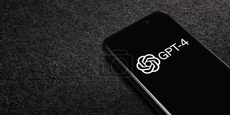 Téléchargez les photos : Logo GPT-4 sur smartphone écran sur fond texturé noir. GPT-4 est un chatbot d'OpenAI. Moscou, Russie - 22 mars 2023. - en image libre de droit