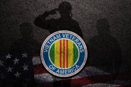Téléchargez les photos : Silhouettes de soldats saluant et symbole des vétérans du Vietnam d'Amérique sur fond texturé noir avec drapeau des États-Unis. Journée des vétérans du Vietnam. Style grunge. - en image libre de droit
