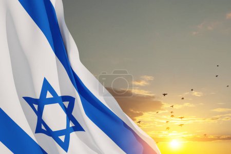 Israel-Fahne mit Davidstern über bewölktem Himmel mit fliegenden Vögeln bei Sonnenuntergang. Patriotisches Konzept über Israel mit Nationalstaatsymbolen. Banner mit Platz für Text.