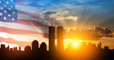 Téléchargez les photos : New York silhouette skyline avec Twin Towers et drapeau des États-Unis au coucher du soleil. 09.11.2001 Bannière du Patriot Day américain. - en image libre de droit