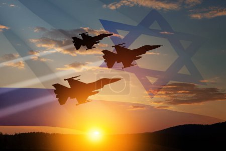 Téléchargez les photos : Aircraft silhouettes on background of sunset with a transparent waving Israel flag. Military aircraft. Independence day. Air Force Day. - en image libre de droit