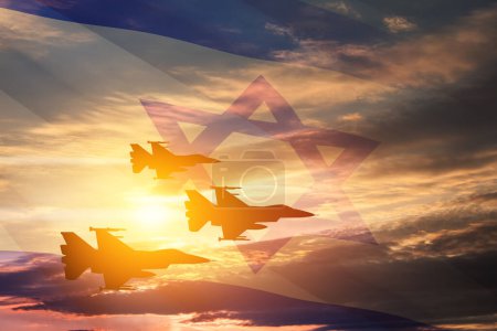 Siluetas de aviones en el fondo de la puesta de sol con una bandera de Israel ondeando transparente. Aviones militares. Día de la Independencia. Día de la Fuerza Aérea.