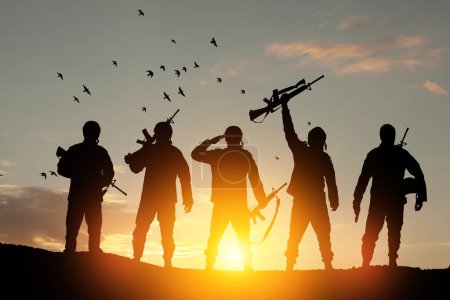 Silhouetten von Soldaten gegen den Sonnenaufgang. Konzept - Schutz, Patriotismus, Ehre. Streitkräfte der Türkei, Israels, Ägyptens und anderer Länder.